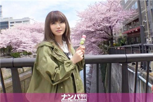 大学生在樱花节上被发现要求进行访谈以露出胸部-GANA-2071