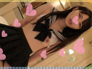 黒髪色白スレンダー美少女