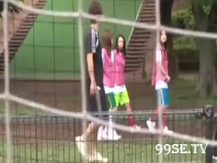 女子五人制足球夏日特训趁着晚上偷袭女生们少女巨乳