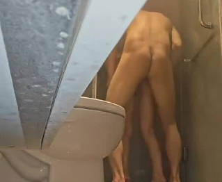 老爸出去了趁妈妈洗澡熘进浴室把她操爽了还有点小配合