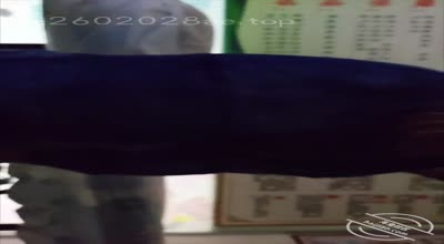 店里操理疗店老板娘中途客人喊剪发她只好叫他等等