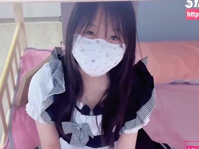 帮忙给妹妹送东西意外撞见合租室友自慰把她按在床上勐插