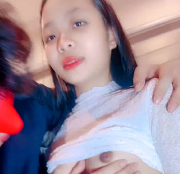 叫来两个漂亮妹子让大屌黑人直播操给网友看