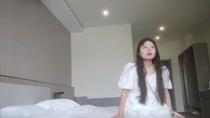 老王探花 2000元网约四川美女大学生，清纯可爱 后入太紧搞得她面目狰狞 勐烈抽插这粉逼 很怕把她给草坏了