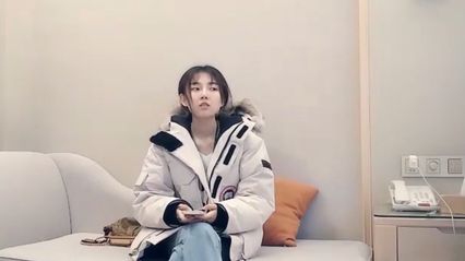 极品探花 约啪靓丽美女模特萌妹，沙发上抠逼调情 帮我口交口硬 压在身下直接勐烈抽插 换着各种姿势爆操冲刺