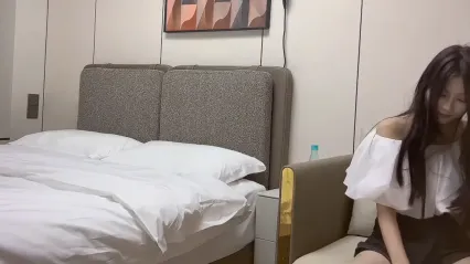 杏吧探花 约啪甜美黑丝美女，各种姿势激烈抽插，中途男主还故意摘套测试底线后最后冲刺抽插内射了！
