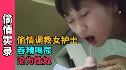 土豪偷情包养小三女护士 女护士白嫩的乳房被土豪抓得全是红印 汗水和体液流了一床  窄穴被粗大鸡巴完全塞满撑开