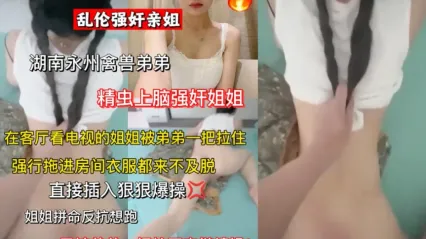 今年最强真实姐弟乱伦事件 湖南永州禽兽弟弟精虫上脑强上亲姐 强行脱衣直接直挺鸡巴后入狠狠爆操 想跑还被抓回来继续操！