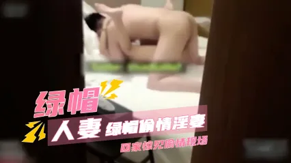 极品少妇瞒着老公偷情现场 奸夫暴力后入勐操 绿帽奴围观越看越硬 无套深内射全程流出