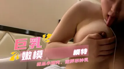 极品微胖小坦克美女模特大尺度直播自慰诱惑 听从观众指令 手指狂揉巨乳大奶 展露肥美下体抠弄骚穴