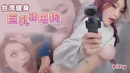台湾健身网红巨乳基蒂来大陆旅游和金主在高铁卫生间直接干起来 跪姿深喉吃鸡 掏出大屌直挺插入骚逼狂操 尺度炸裂太刺激