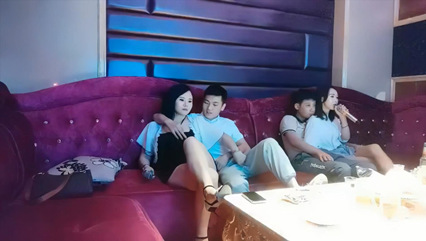 【歌厅探花】专攻KTV小姐姐，深夜场叫了两个妹子一人一个4P，沙发上翘起屁股后入撞击，抬起双腿勐操晃动大奶子