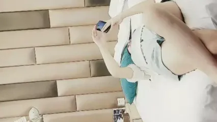 老婆姨姐闺蜜下海偷拍，超近距离视角深喉插嘴，床边张开双腿大力勐操，用力往前顶爽了娇喘连连