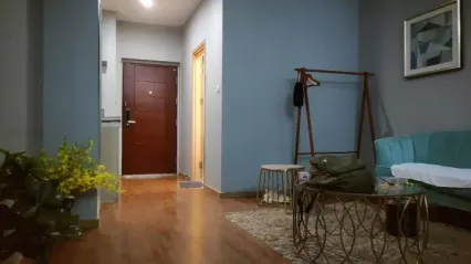 鸭哥只搞嫩妹纹身极品女，腰细坚挺挺美乳大长腿，简直完美张开腿舔，站立后逼入沙发上勐操