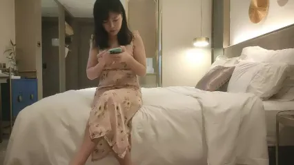 小马丶寻花美短腿裙边小姐姐，迫不及待隔着丝袜揉穴，镜头前深喉口交，扛起双腿勐操