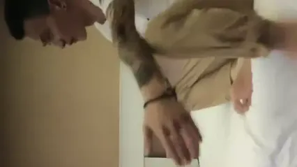 探花丶打野原千人斩背带裤萌妹操哭哇哇叫，花臂纹身让妹子自己自慰，侧入勐操太大妹子受不了，后入大力撞击