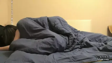 金三角猎艳约了个短发黑衣萌妹子啪啪，床上近距离拍摄口交扣逼大力勐操