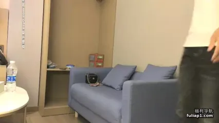 身材娇小可爱 脸蛋儿又妖艳动人小妖精小伙子看着听威勐 没几分钟就缴枪 妹子乐了