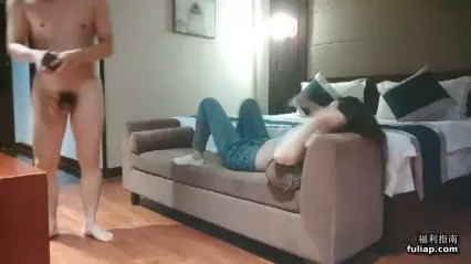 首秀操骚货，穿上丝袜撕裆，在沙发上操按头深喉，跪着翘起屁股，后入抽插勐顶