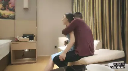 蓝色长裙网红脸外围妹，揉捏奶子撩起裙子扣穴，埋头深喉抗腿勐操，站立扶腰后入撞击