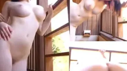岛国巨乳美女被男子抠弄美穴 抬起双腿侧入式抽插狂操 无套肉棒后入奋力冲刺中出内射 叫声十分好听