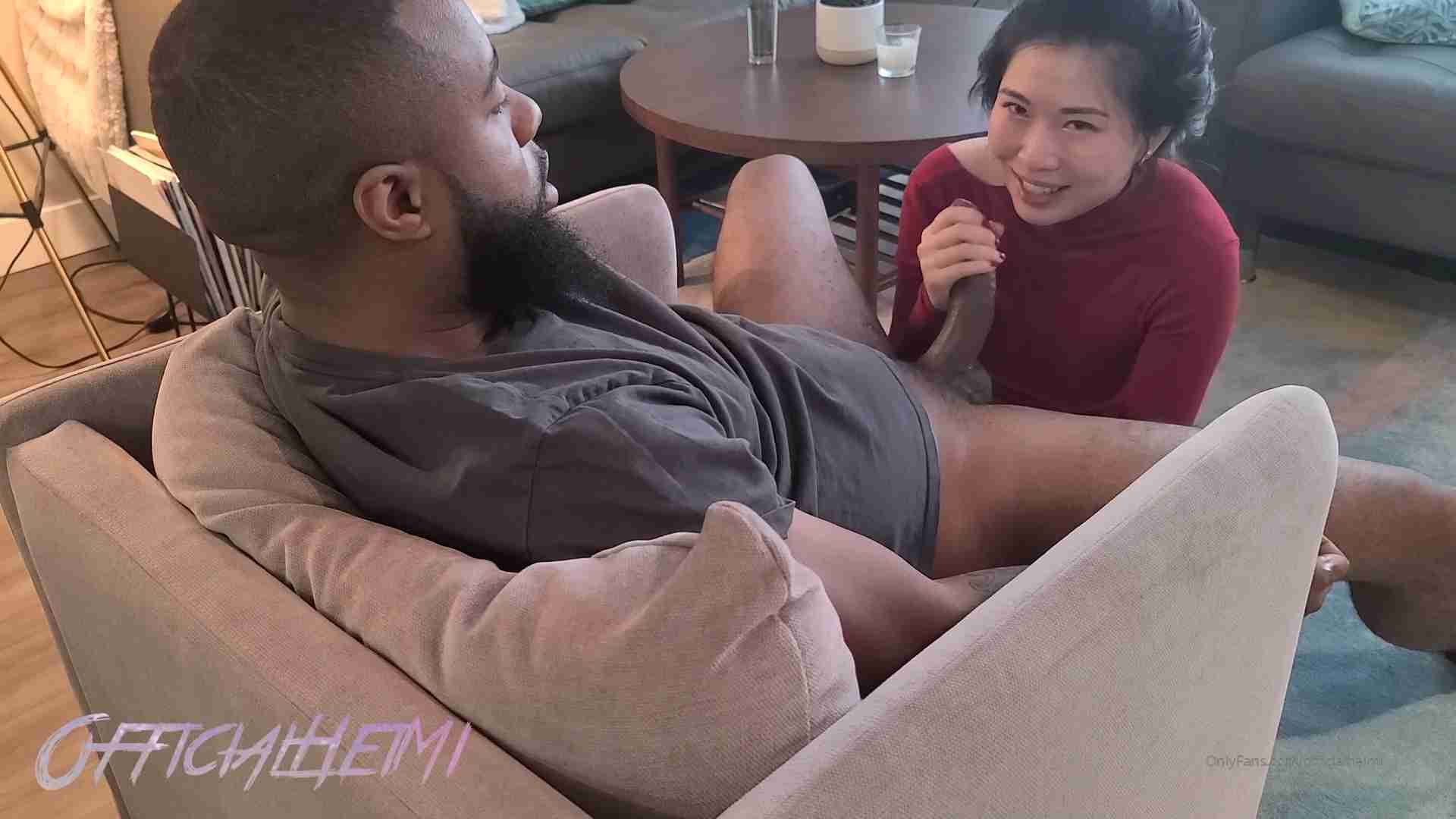亚裔少妇享受黑人老公的巨屌