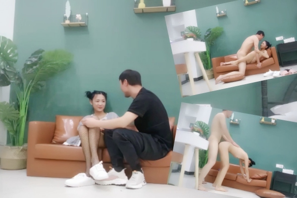 极品00后萌妹子乖巧听话沙发啪啪尽享青春嫩穴的美好
