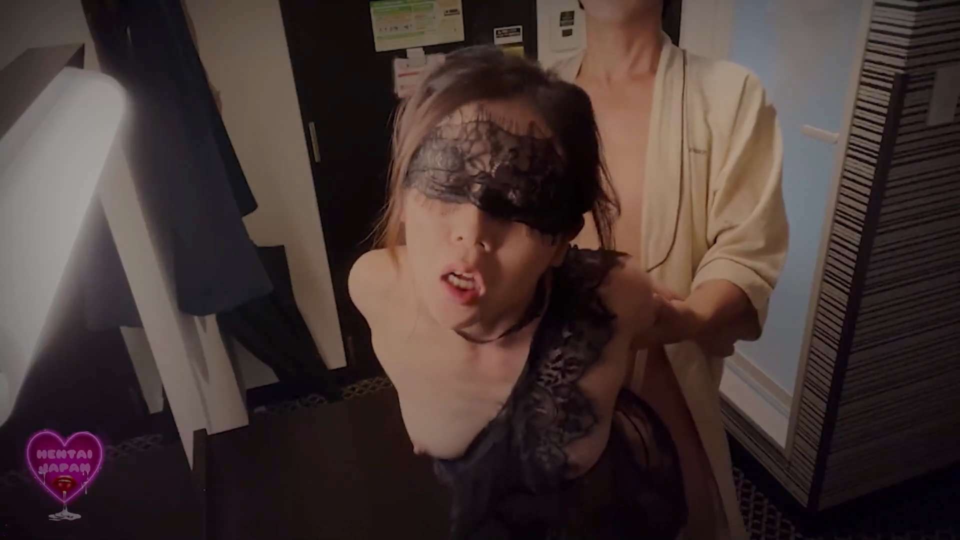 狂操放荡的日本女人黑色蕾丝性交并吐到她的嘴里 