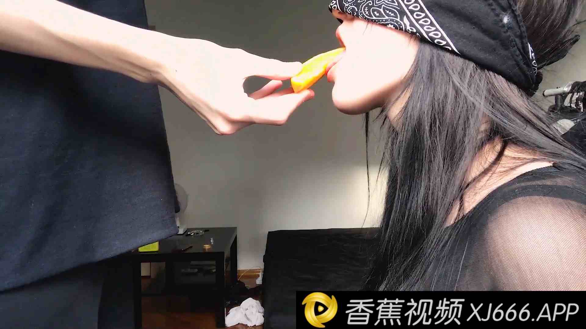 蒙眼猜物，猜猜这是香蕉还是什么